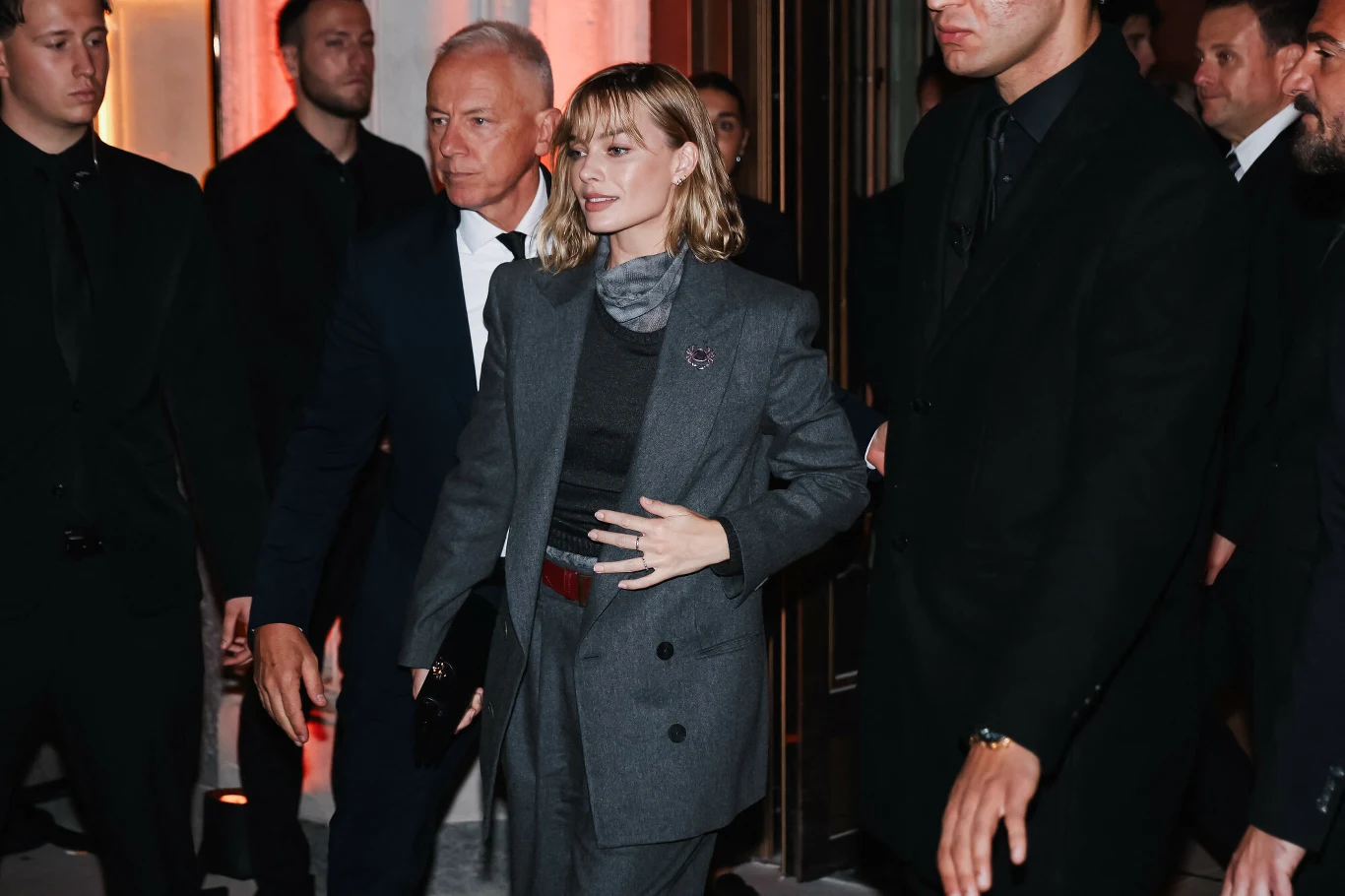 Margot Robi zaskoczyła wyborem stylizacji. Zdecydowanie wyróżniała się na tle jej ostatnich wyborów modowych Margot Robbie postawiła na stonowaną szarość. Zaskoczyła wyborem