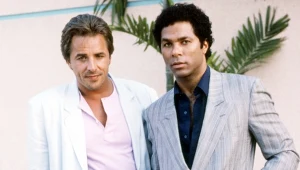 Don Johnson i Philip Michael Thomas w serialu "Policjanci z Miami"