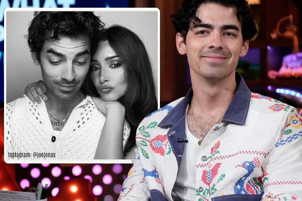Joe Jonas podzielił się romantycznym kadrem z nową ukochaną uśmiechnięty mężczyzna w kolorowej marynarce siedzi w studiu telewizyjnym, w tle wyświetlone czarno-białe zdjęcie tej samej osoby z długowłosą kobietą obejmującą go za ramię