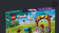 Zestaw klocków LEGO Friends prezentujący scenkę z gospodarstwa, w tym dwie figurki dzieci, cielątko, szopę oraz elementy krajobrazu jak ogrodzenie i kwiaty.