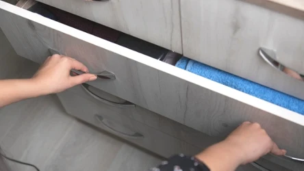 Złodzieje sprawdzą szuflady w pierwszej kolejności. To nie jest dobre miejsce na przechowywanie pieniędzy