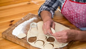Wybitnie dobre ciasto na pierogi. Miękkie jak chmurka, dobrze trzyma farsz