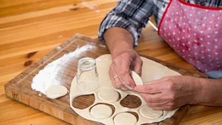 Do przygotowania najlepszego ciasta na pierogi wystarczą 3 składniki.