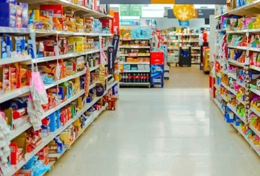 Alejka supermarketu z produktami spożywczymi — gazetka promocyjna Biedronki 23-29 kwietnia 2026