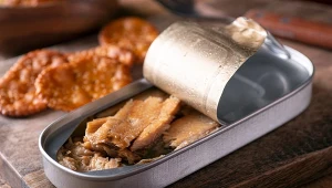 Śledzie z puszki to produkt bogaty w białko i minerały, który warto włączyć do jadłospisu