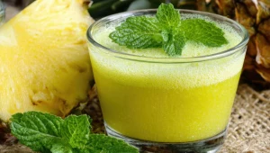 Do soku z ananasa i ogórka świetnie sprawdzi się również świeża mięta