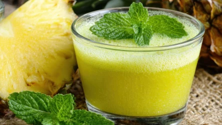 Do soku z ananasa i ogórka świetnie sprawdzi się również świeża mięta