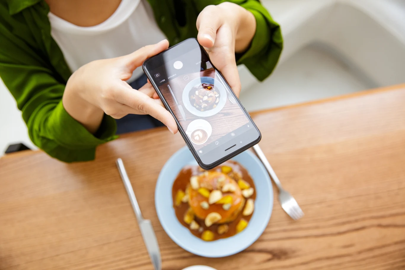 Sztuczna inteligencja liczy kalorie na podstawie zdjęć i nagrań głosowych. Test Fitatu Premium+AI Kobieta wykonuje zdjęcie posiłku telefonem