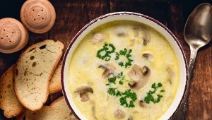 Aksamitna zupa pieczarkowa właściwie robi się sama
