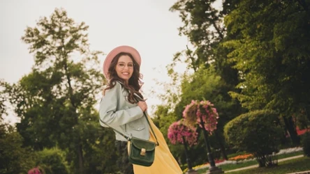 Ten kolor nie wychodzi z mody. Wiosną warto mieć go w szafie