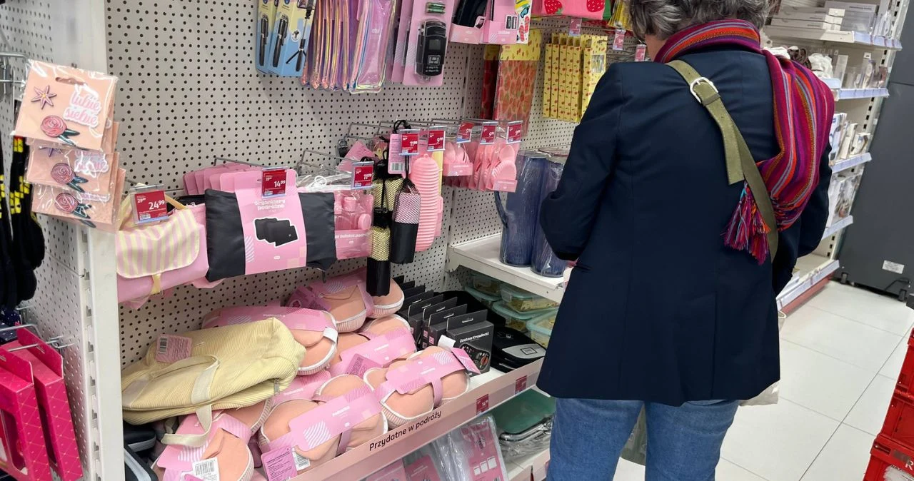 Rossmann zaskoczył praktycznymi hitami - te gadżety przydadzą się każdemu kobieta z szarą torebką i kolorowym szalem ogląda pastelowe akcesoria na półkach w sklepie Rossmann