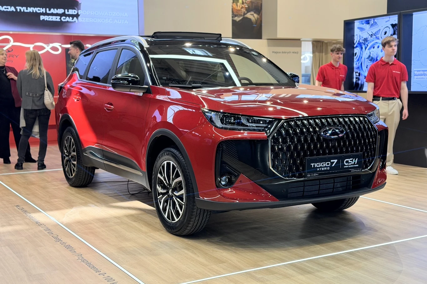 Chery Tiggo 7 PHEV Chery Tiggo 7 PHEV na tle motoryzacyjnego krajobrazu, samochód typu SUV plug-in hybrid.