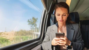 Tego nie rób w pociągu. Jeden błąd i od razu robi się niezręcznie