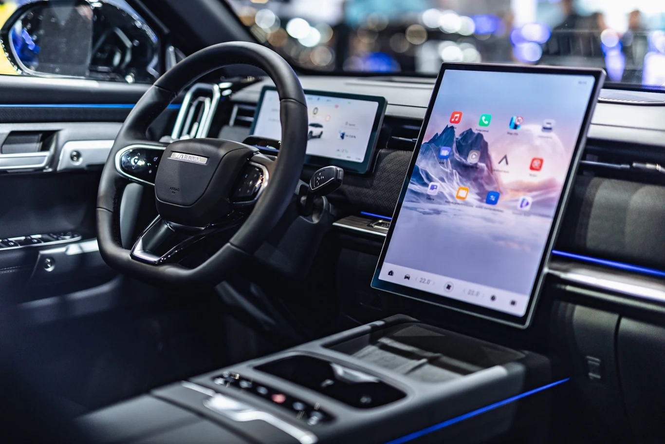 Jaecoo 7 Hybrid nowoczesne wnętrze samochodu z dużym pionowym ekranem dotykowym na konsoli środkowej, cyfrowym panelem wskaźników za kierownicą i eleganckimi, podświetlanymi akcentami wzdłuż deski rozdzielczej
