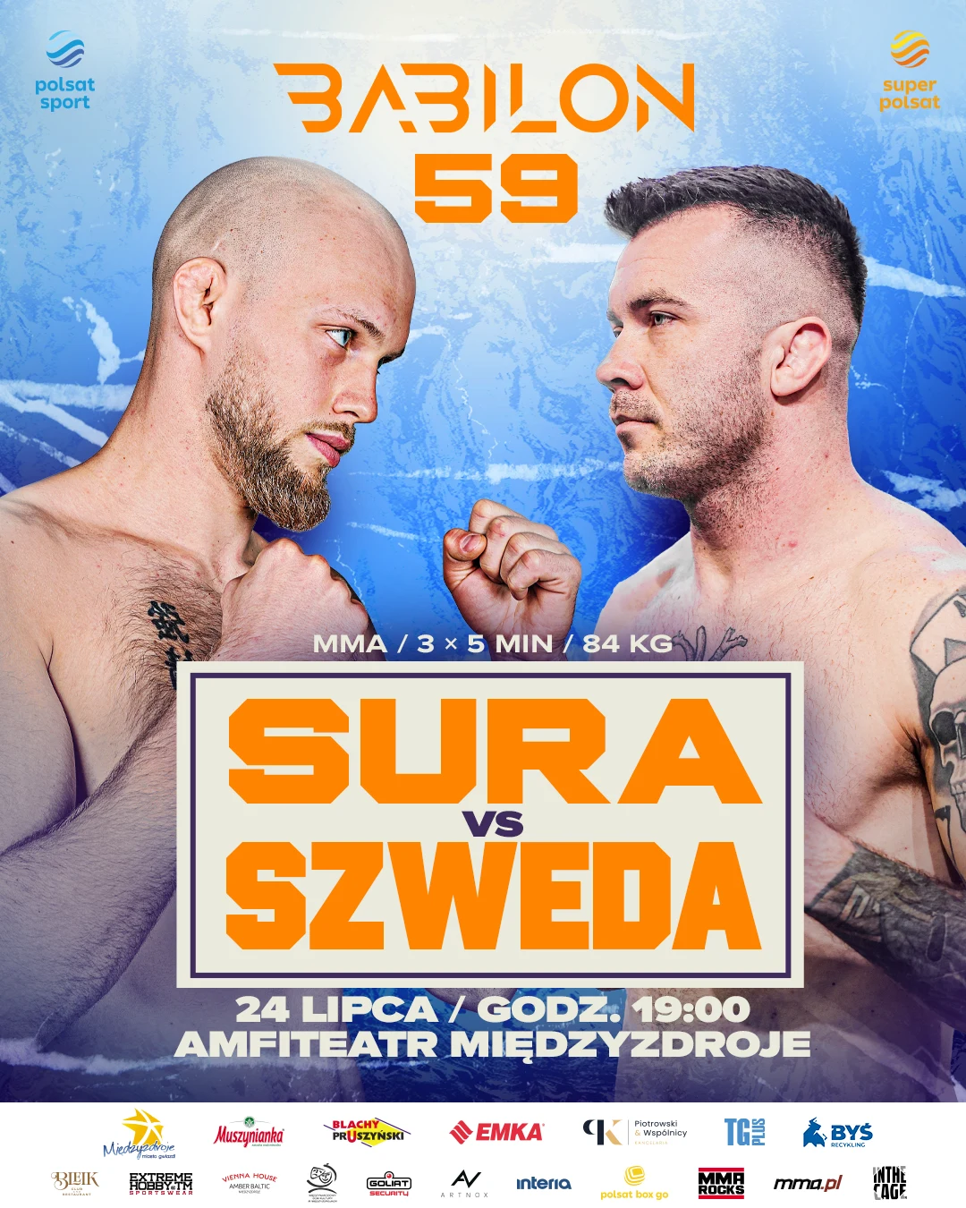 Dwóch umięśnionych zawodników MMA stoi naprzeciw siebie w pozie bojowej, gotowych do walki, pomiędzy nimi wyróżnia się napis informujący o walce Sura vs Szweda odbywającej się 24 lipca w Międzyzdrojach; w tle widoczne są logotypy sponsorów i organizato...