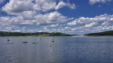 Malownicze jezioro w Małopolsce. W sam raz na weekendowy wypad. 