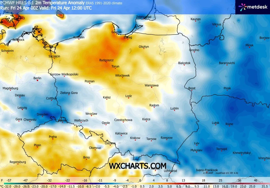 Mapa Polski ilustrująca anomalie temperatury z wyraźnym podziałem na cieplejszą zachodnią część kraju w odcieniach pomarańczowo-żółtych oraz chłodniejszą wschodnią część oznaczoną kolorami niebieskimi; największe odchylenia temperatury widoczne w rejon...