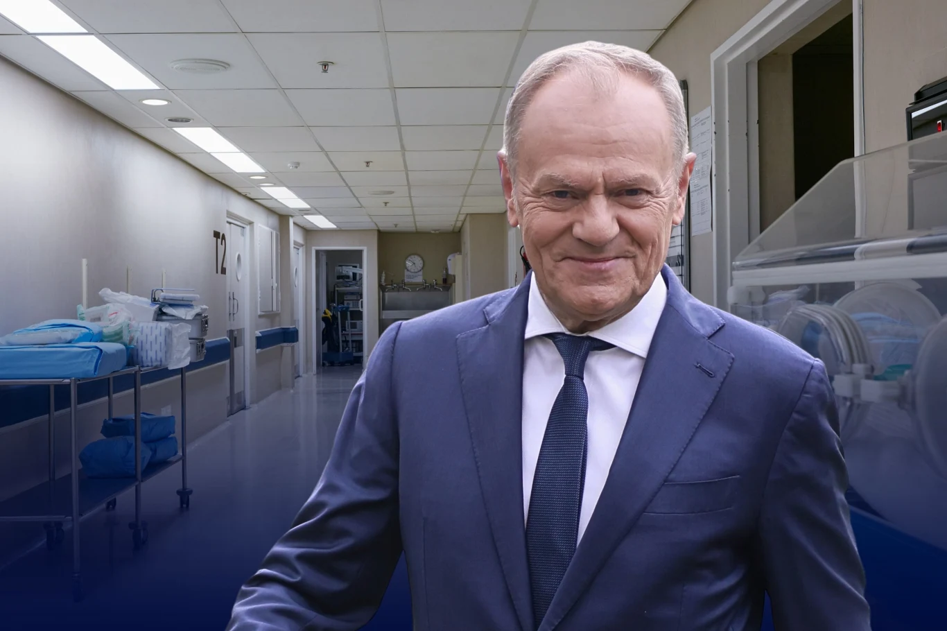 Rafał Woś: Dlaczego Donalda Tuska nie martwi zdrowie? Kolaż zdjęciowy: Donald Tusk w garniturze w nowoczesnym korytarzu szpitala, po lewej łóżka i sprzęt medyczny.