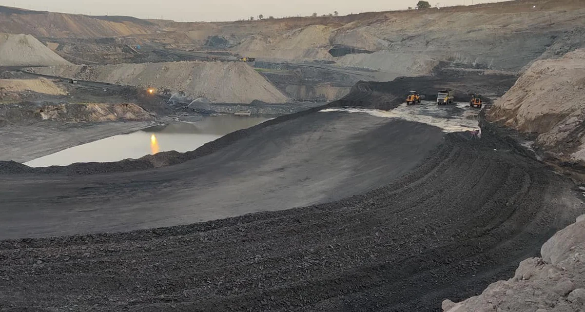 Największa kopalnia węgla świata. Gevra odbierze tytuł Black Thunder Mine. Widok na kopalnię odkrywkową Gevra z hałdami węgla, maszynami roboczymi i oświetlonym zbiornikiem wodnym