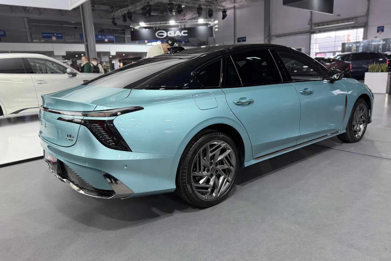 Hongqi ma ofercie luksusowe auta w zaskakująco przystępnych cenach Luksusowe samochody marki Hongqi prezentowane na stoisku w przystępnych cenach na targach motoryzacyjnych.