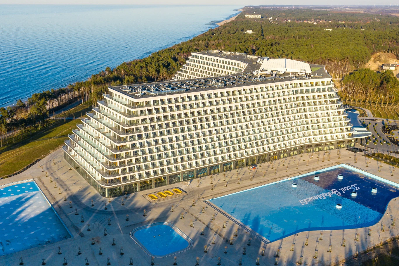 Hotel Gołębiewski w Pobierowie przyjmie pierwszych gości w czerwcu br. Hotel Gołębiewski w Pobierowie z tarasową konstrukcją, basenami przed budynkiem i widokiem na morze.