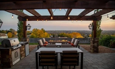 Ogród z tarasem, zestaw mebli rattan i grill na słoneczne majówkowe popołudnie