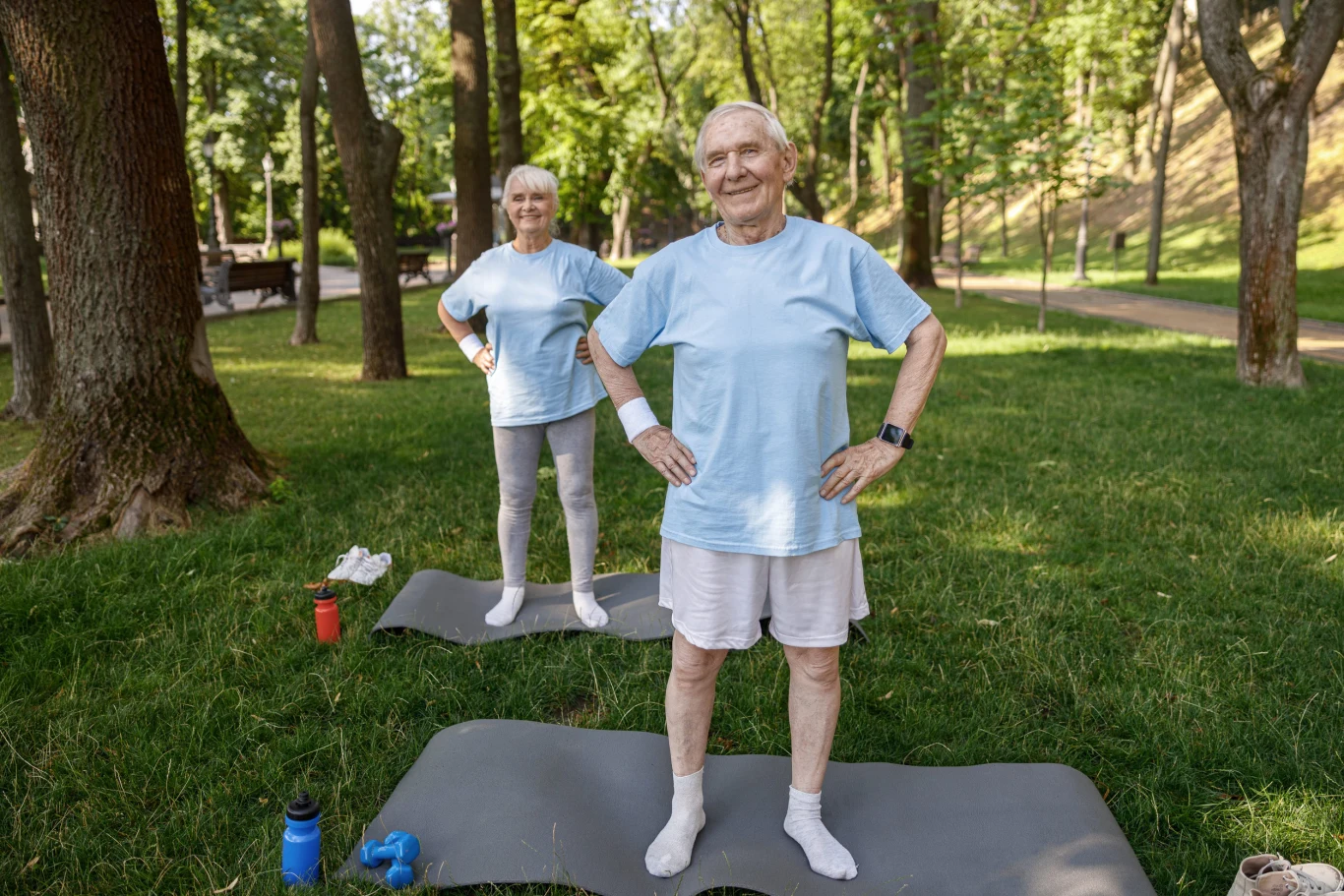 Ćwiczenia dla seniorów w polskich parkach – bezpiecznie i skutecznie Ćwiczenia w parku dla seniorów. Co ćwiczyć w parku, na co uważać. Seniorzy aktywnie spędzają czas w parku.