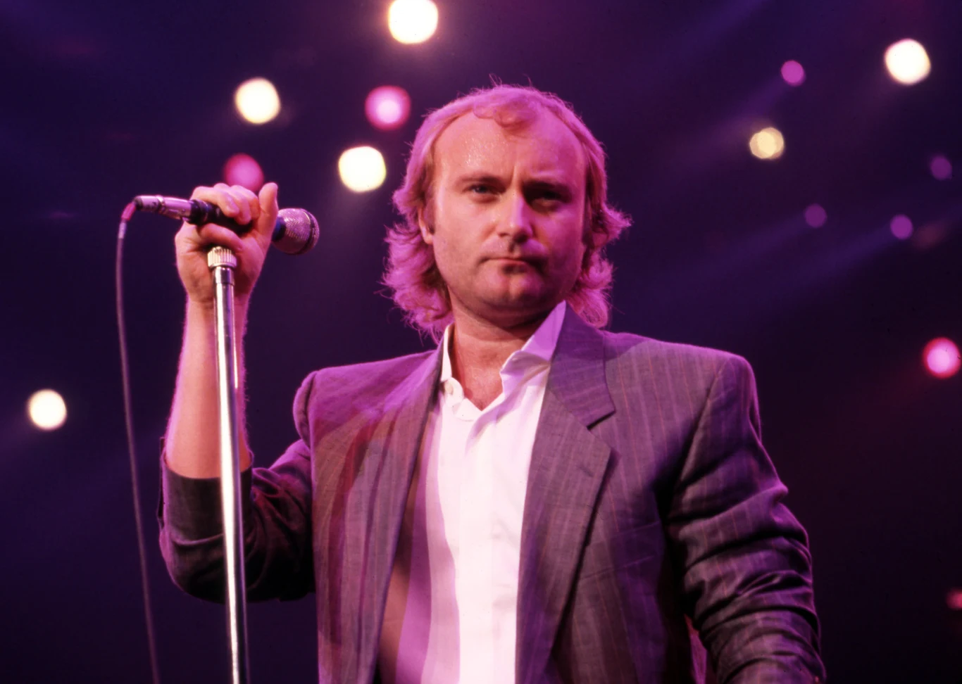 Phil Collins w latach 80. występując z Genesis Phil Collins w latach 80. występując z Genesis