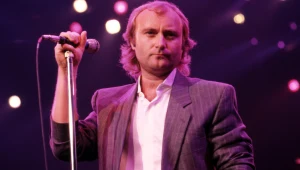 Phil Collins w latach 80. występując z Genesis