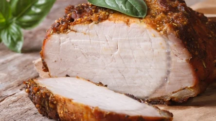 Jeśli szukasz domowej wędliny, która zachwyci gości? Zrób schab gotowany w herbacie.