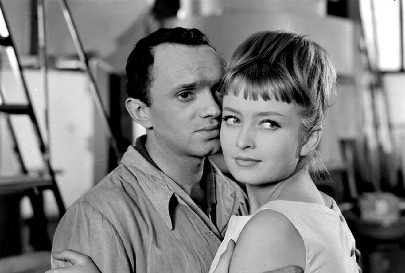 Kadr z filmu "Pieczone gołąbki" (1966) Mężczyzna obejmuje młodą kobietę, oboje wyglądają poważnie, a ich twarze są blisko siebie