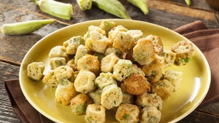 Okra w panierce to rewelacyjna przekąska. Podawaj z dipem lub bez.