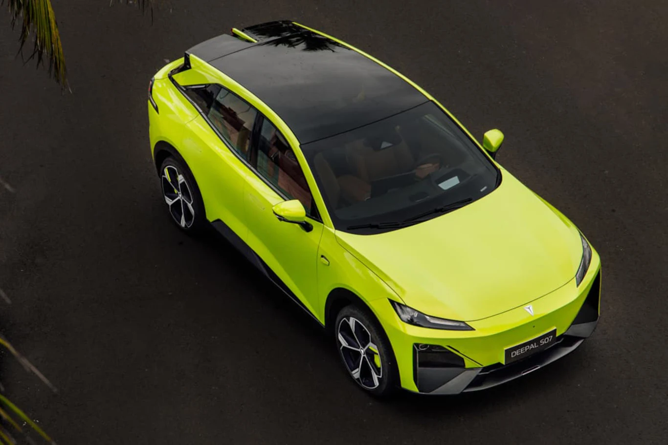 Deepal S07 jest bardziej zaawansowany technologicznie od S05. jasnozielony nowoczesny samochód elektryczny typu SUV z czarnym dachem zaparkowany na asfaltowej nawierzchni, widoczny z góry, z wyraźnymi opływowymi kształtami i charakterystycznymi reflektorami LED