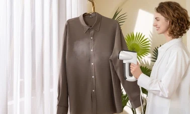 Parownica do ubrań w domowym wnętrzu – ręczny model