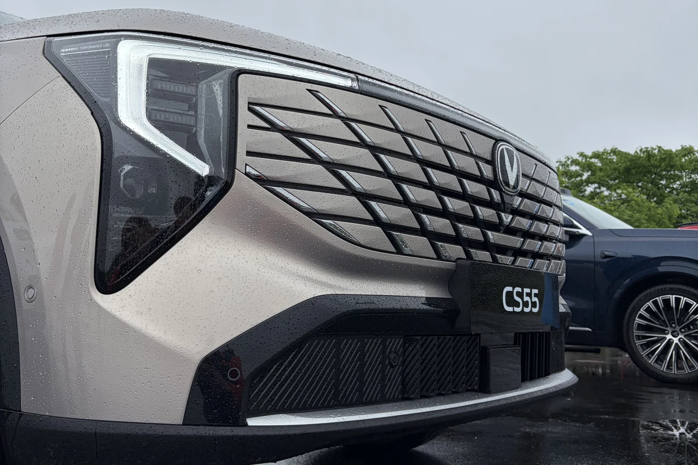 CS55 PLUS to kompaktowy SUV zaprojektowany z myślą o codziennym użytkowaniu. nowoczesny przód srebrnego samochodu Changan CS55 z wyróżniającym się dużym, geometrycznym grillem i ledowymi reflektorami o dynamicznym kształcie