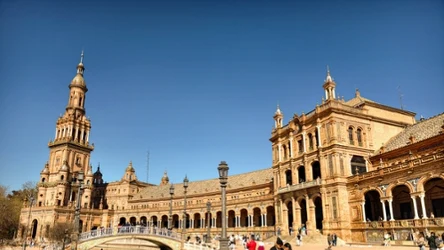 To miasto warto odwiedzić wiosną. Zwiedzaj przed upałem i rojem turystów