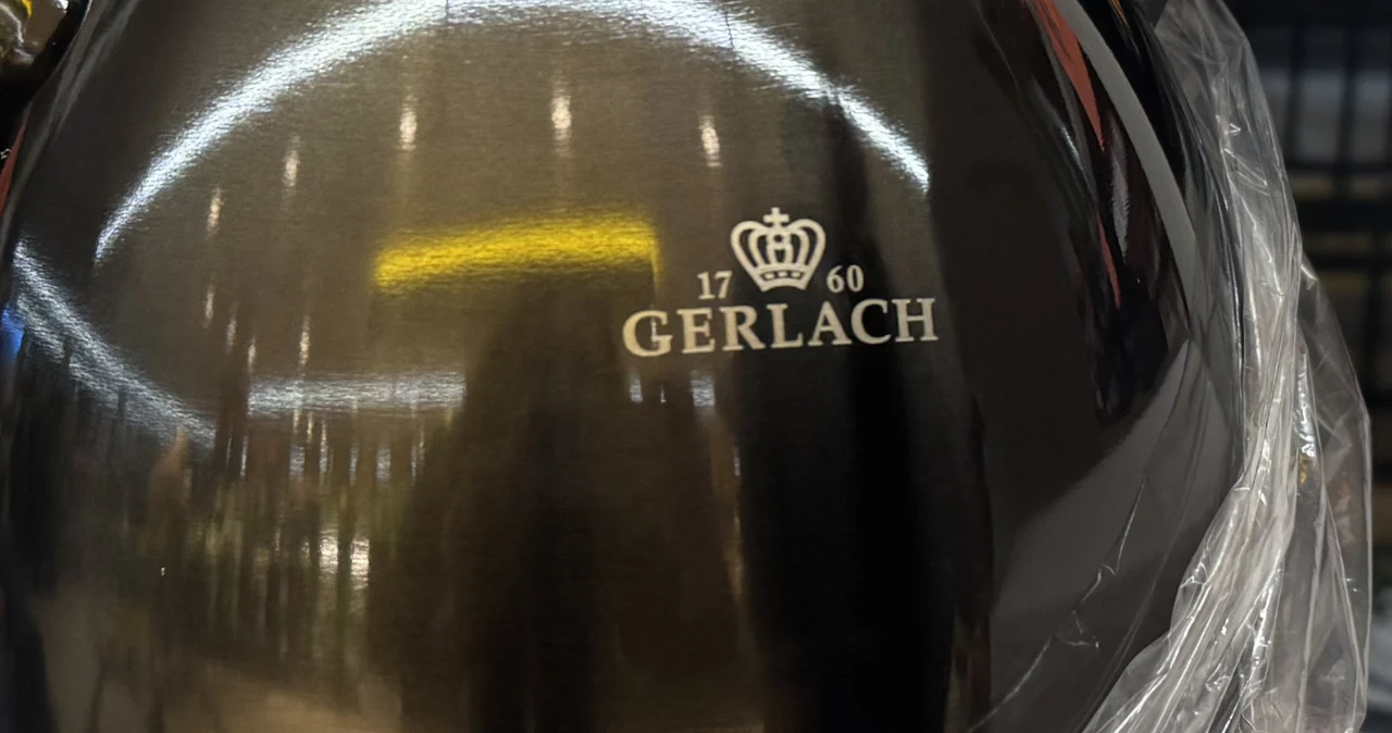To już nie są tanie garnki – Biedronka wrzuca Gerlach i zaskakuje ceną Czarny połyskujący garnek Gerlach z logotypem, koroną i datą 1760 zapakowany w przezroczystą folię.