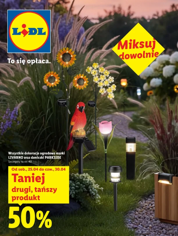 Dekoracje ogrodowe Livarno oraz doniczki PARKSIDE - drugi produkt 50% taniej w Lidlu Kolorowy ogród ozdobiony różnorodnymi dekoracjami ogrodowymi, takimi jak sztuczne kwiaty, lampy solarne i figurka ptaka, na tle wieczornego nieba oraz reklamowe grafiki Lidl z informacją o promocji na dekoracje ogrodowe.