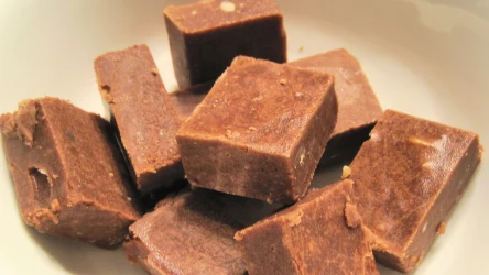 Domowe czekoladowe krówki są przepyszne. Znajomi pokochają je, gdy podasz je na stół wraz z kawą albo herbatą