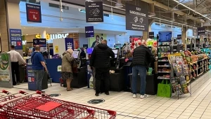 Ostatnia niedziela przed majówką - sklepy czynne do wieczora, ale kolejki mogą zaskoczyć