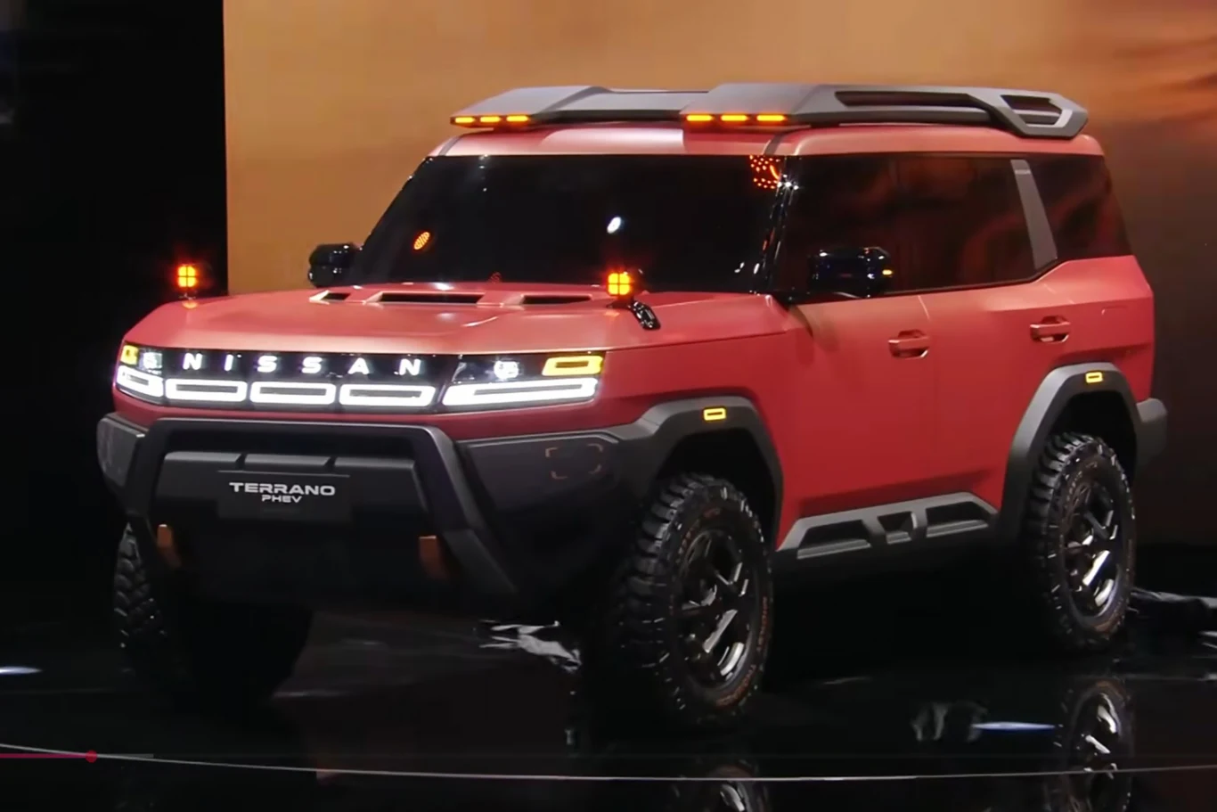 Nissan prezentuje dwa nowe modele NEV w Chinach. | Fot. Nissan @YouTube Czerwony Nissan Terrano NEV z podświetlanymi detalami.