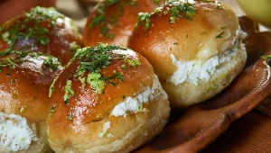 Miękkie jak chmurka, obłędnie aromatyczne. Pyszne bułeczki czosnkowe