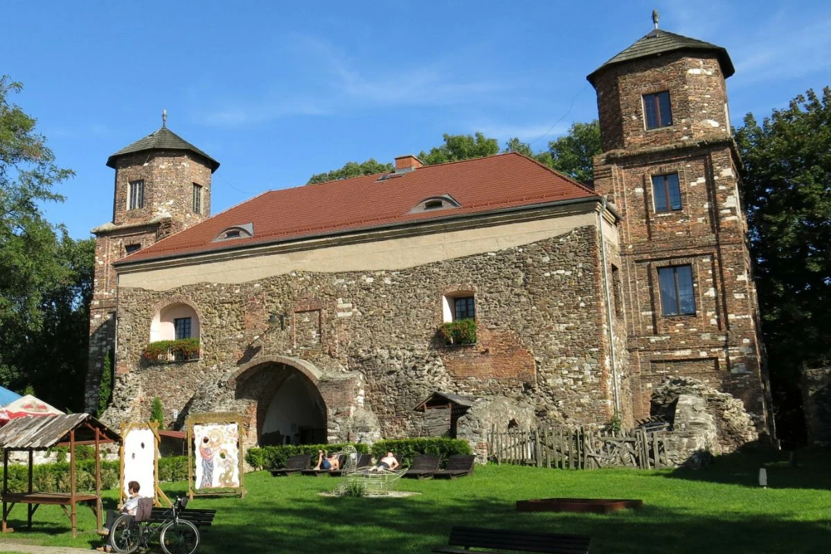 Zamek w Toszku to zabytkowa rezydencja, która obecnie pełni funkcję centrum kultury i atrakcji turystycznej.