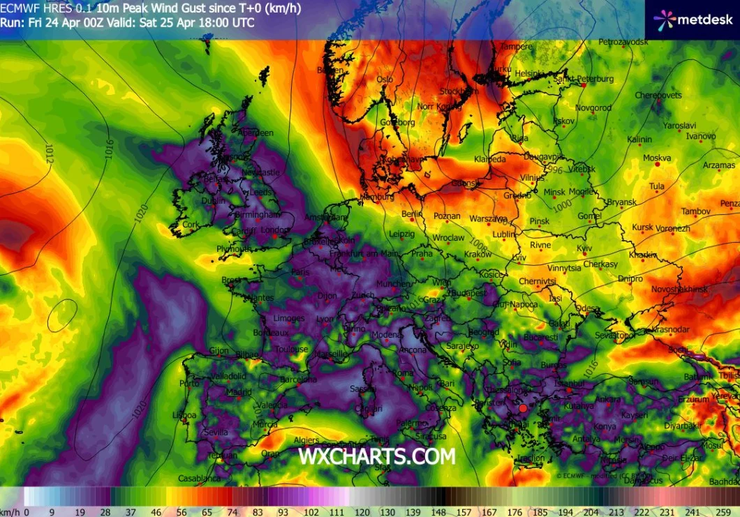 Mapa Europy prezentująca prognozę maksymalnych porywów wiatru, z wyróżnionymi silnymi podmuchami wiatru na północy kontynentu oraz w niektórych rejonach zachodniej Europy, oznaczonymi intensywnymi kolorami od żółtego przez pomarańczowy do czerwonego; n...