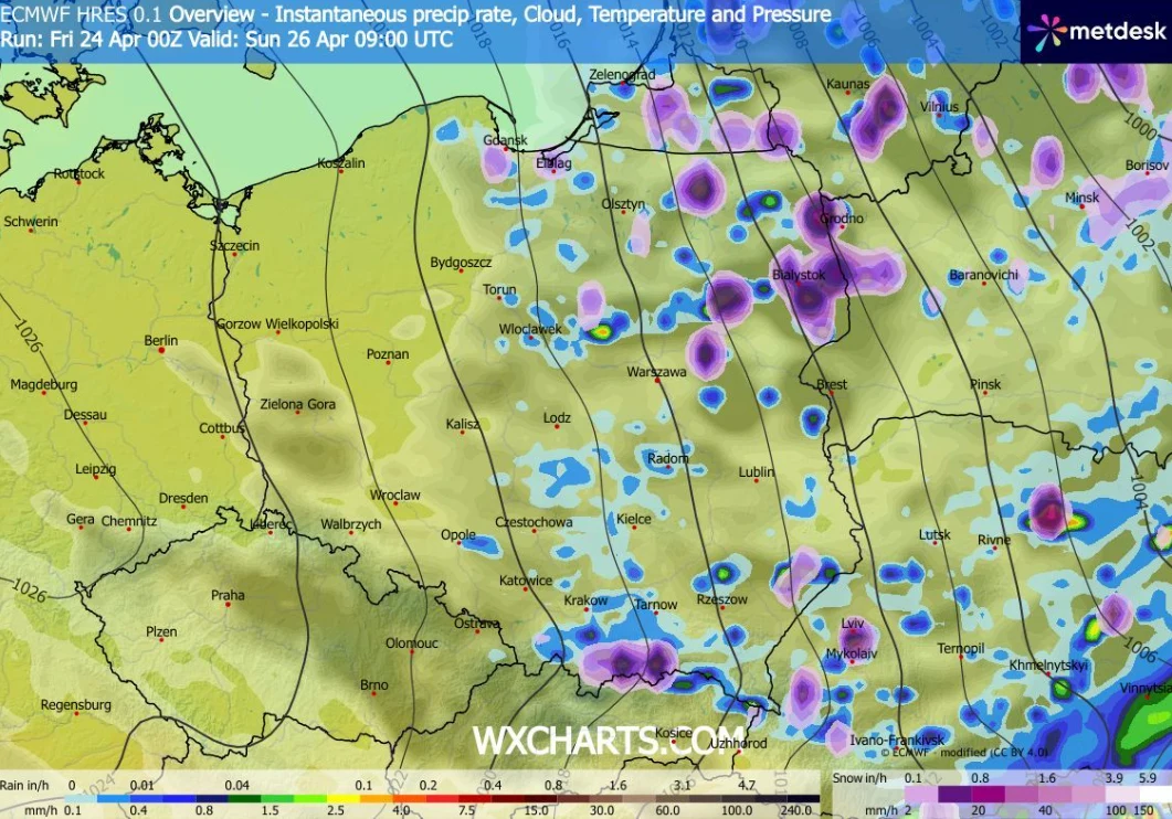 Mapa pogodowa Polski z podziałem na województwa, ilustrująca natężenie opadów atmosferycznych w różnych regionach; największe skupiska silniejszych opadów zaznaczone są fioletowymi plamami na północnym wschodzie, w centrum i na południu kraju, natomias...