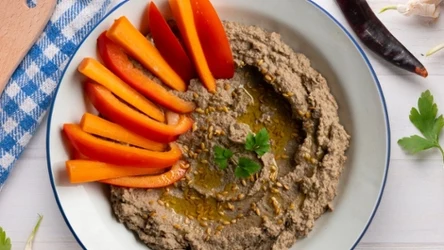 Hummus z czarnej fasoli to przekąska gotowa w kilka minut