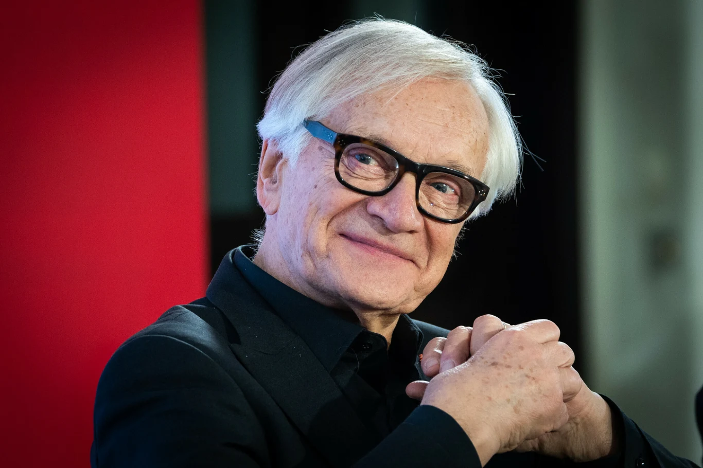 Andrzej Seweryn w 2026 roku Andrzej Seweryn w 2026 roku, starszy mężczyzna z siwymi włosami w okularach, w czarnej marynarce, na tle czerwieni.