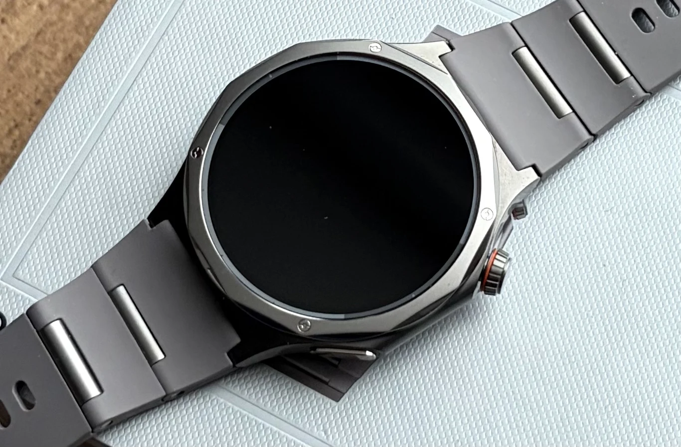 Test Oppo Watch X3. Smartwatch z ciekawymi funkcjami, ale dla kogo? Oppo Watch X3 – okrągły smartwatch z czarnym ekranem i bransoletą na jasnym tle