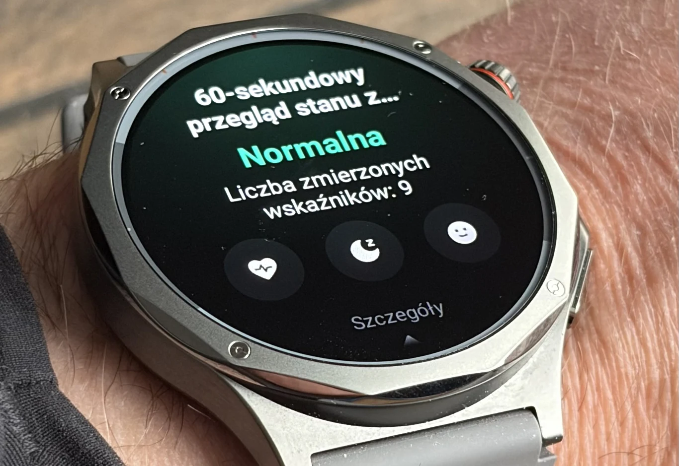 Oppo Watch X3 pozwala na szybką ocenę stanu zdrowia dzięki funkcji 60-sekundowa kontrola. smartwatch na ręce pokazuje ekran z wynikiem 60-sekundowego przeglądu stanu zdrowia, wskazując stan jako normalny oraz informując o liczbie 9 zmierzonych wskaźników