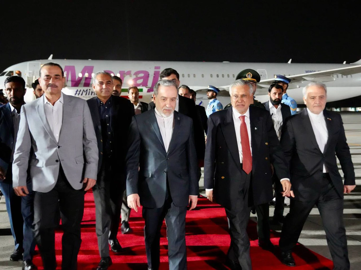 Rozmowy pokojowe pod znakiem zapytania. Nie bedzie spotkania Iran- USA? Minister spraw zagranicznych Iranu Abbas Araghchi (2. od lewej) witany przez ministra spraw zagranicznych Pakistanu Muhammada Ishaqa Dara (2. z prawej) w Islamabadzie